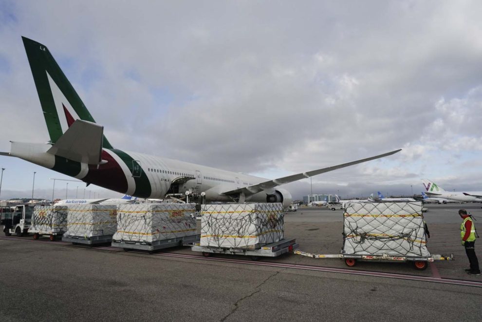 Descarga de material sanitario en barajas llegado a bordo de un Boeing 777 de Alitalia procedente de Novosibirsk.