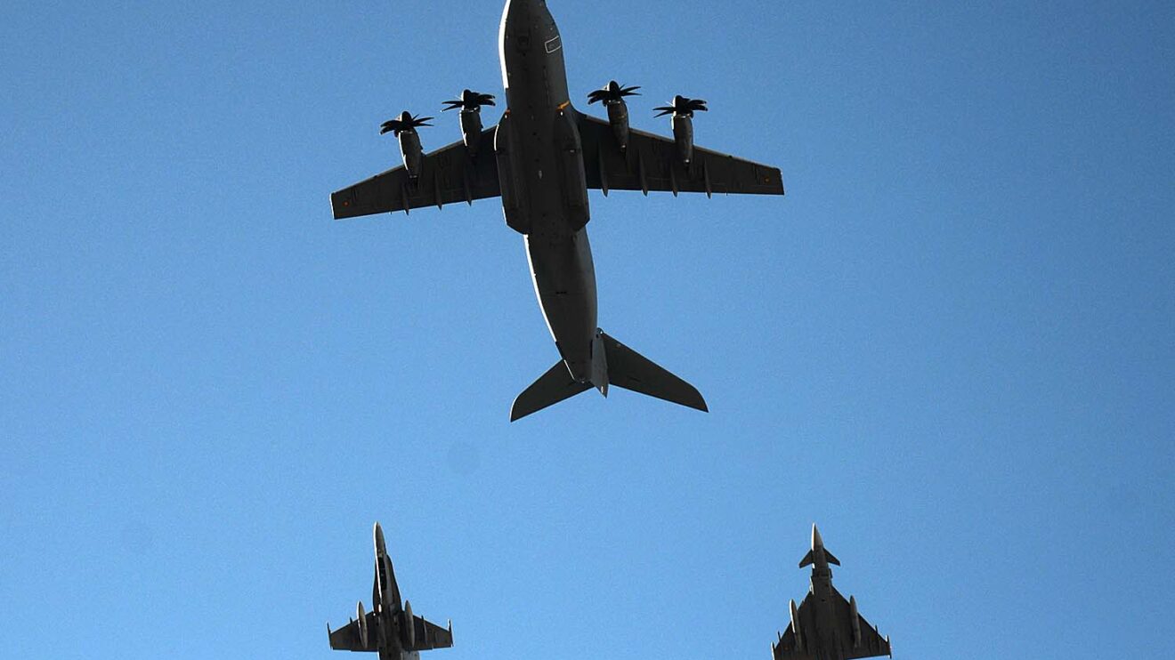 Formación de un A400M con un F/A-18 y un Eurofighter en posiciones de reabastecimiento.
