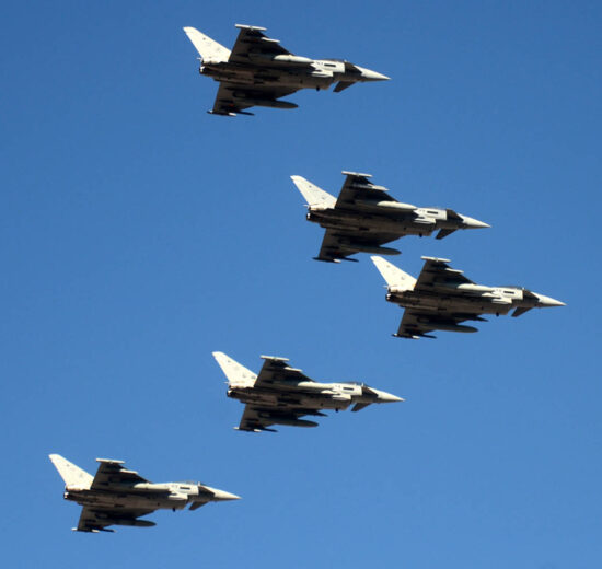 Formación de Eurofighter durante el desfile del 12 de octubre de 2023.