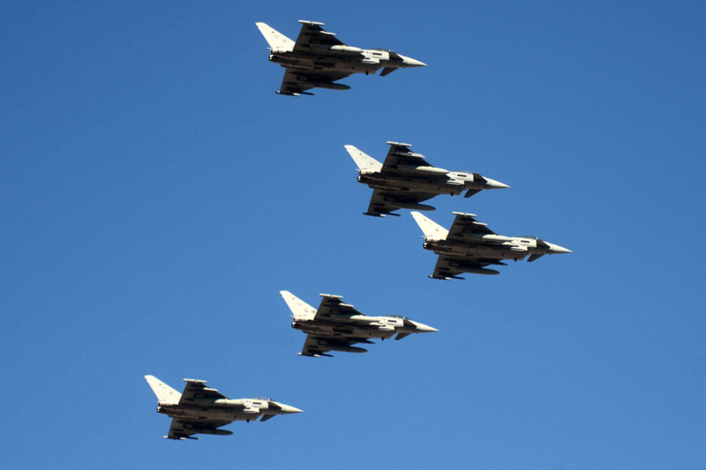 Formación de Eurofighter durante el desfile del 12 de octubre de 2023.