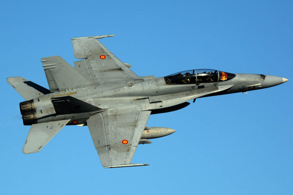 82 aeronaes, entre ellas este F/A-18, han participado en el desfile aéreo del 12 de octubre.
