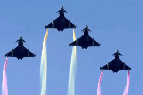 La pasada de los Eurofighter con el humo formando la bandera española ha quedado empañada por el fallo de tres de los generadores de humo en dos de los aviones.