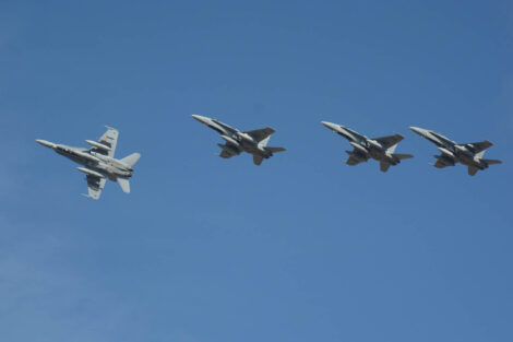 Rotura para el aterriaje de los F/A-18 del Ala 12 tras el desfile.