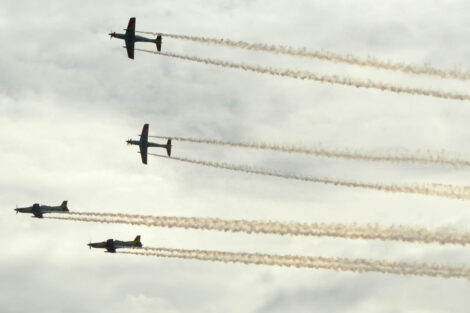 Llegada de los Pilatus PC-21 con su humo a un cubierto Getafe.