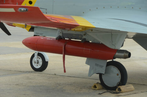Detalle de uno de los generadores de humo de los Pilatus PC-21.