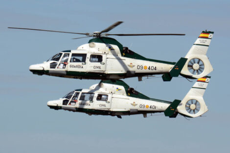 Dos de los AS365 de la Guardia Civil en formación cerrada regresando a su base en Torrejón.