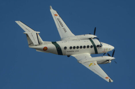 El único Beech 350 de la Guardia Civil virando durante su despegue desde Torrejón.