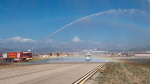 Arco de agua de despedida del último S-76 del Ala 78.