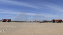 Arco de agua al finalizar el último vuelo operativo del E.26 en el Ejército del Aire y del Espacio.
