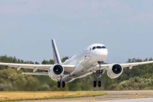 Despegue en el aeropuerto de Mirabel del primer Airbus A220 de Air France en su primer vuelo.