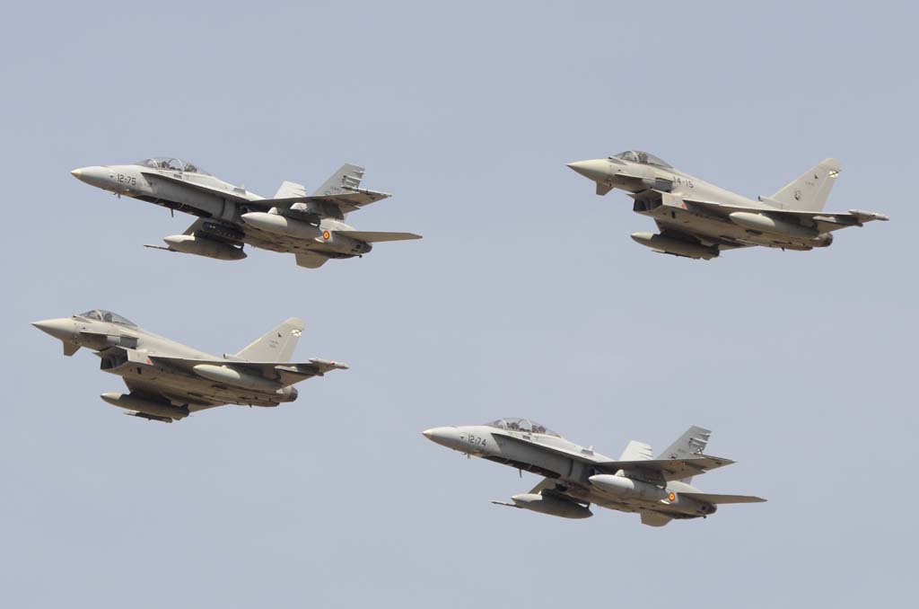 La primera formación en sobrevolar Guadalajara ha sido la denominada de Mando, formada por dos F/A-18 del Ala 12 y dos Eurofighter del Ala 14.