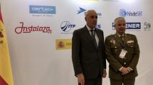 El embajador de España en Colombia, Pablo Gómez de Olea, junto al Director General de Armamento y Material, Teniente General García Montaño, en el Pabellón de España.