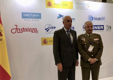 El embajador de España en Colombia, Pablo Gómez de Olea, junto al Director General de Armamento y Material, Teniente General García Montaño, en el Pabellón de España.