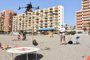El uso de drones en las playas para vigilancia y slavamento ya es una realidad, pero si queremos volar el nuestro, debemos cumplir con algunas normas.