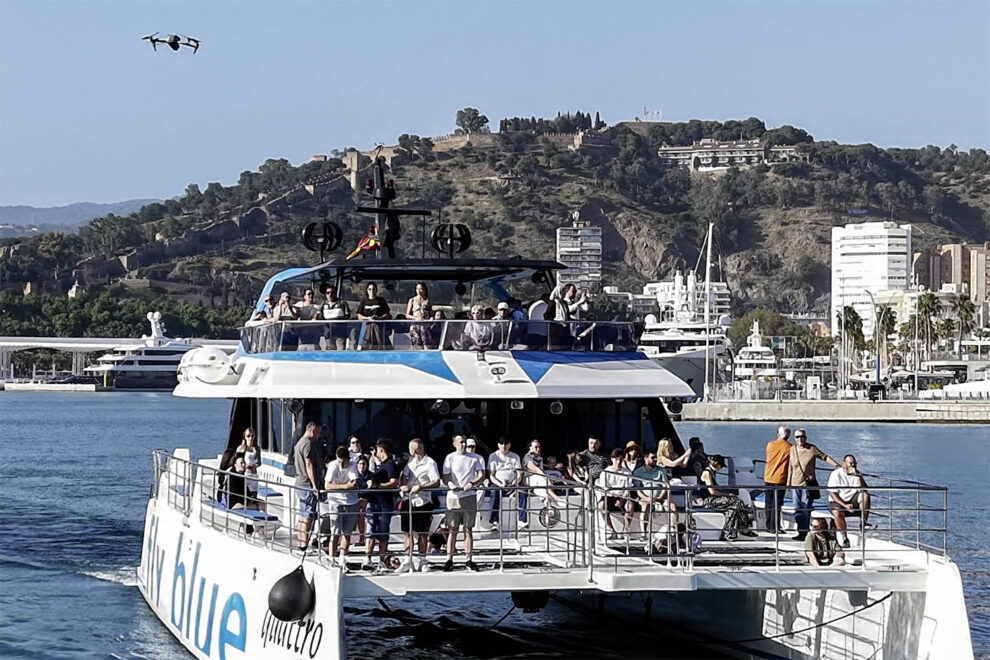 Uno de los drones de Dronercall tomando imágenes de los pasajeros de una excursión de FlyBlue.