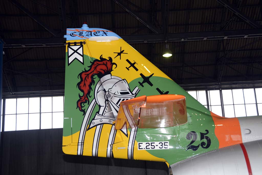 Detalle de la cola del C-101 del CLAEX decorado por el aniversario. Por el otro lado es igual pero lleva las siluetas de los F/A-18, Eurofighter, F.1 y F-5.