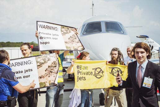 Ecologistas protestando durante el salón EBACE en Ginebra.