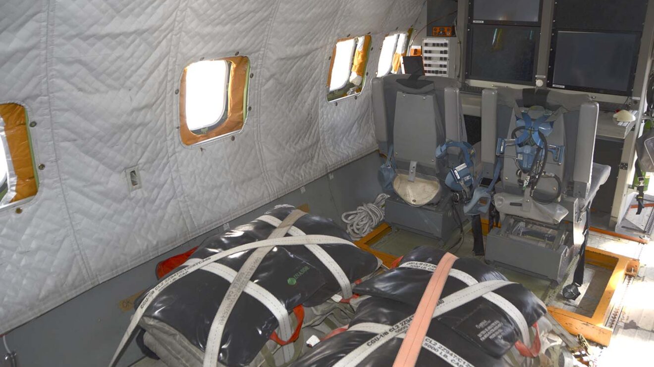 Bodega del EC-295 con la consola de los ingenieros y lastre usado en los vuelos.