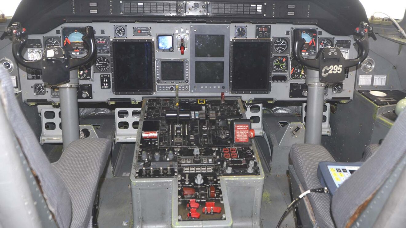 Cockpit con las dos pantallas añadidas para las pruebas de Clean Sky 2.