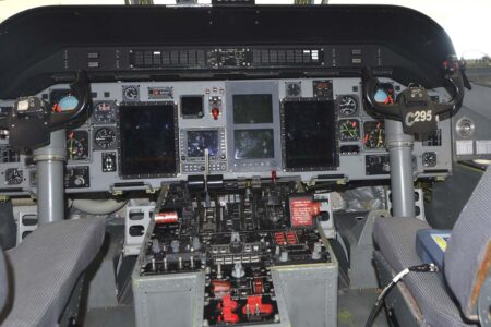 El cockpit  con sus pantallas táctiles para ambos pilotos.
