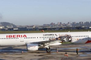 El EC-IJN con su decoración promocional de Cantabria a su llegada al aeropuerto de Santander en su primer vuelo comercial con esta.