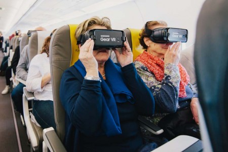 Los pasajeros del vuelo de Vueling entre Barcelona y Santander usando las gafas de realidad virtual.