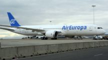 El primer Boeing 787-9 de Air Europa en el aeropuerto de Madrid Barajas poco después de su llegada.