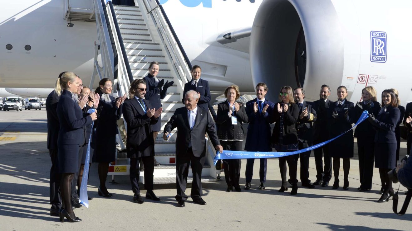 Juan José Hidalgo ha cortado la cinta inaugural frente a la puerta del avión acompañado, entre otros, por la tripulación y su hijo Javier,