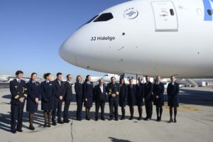 Juan José Hidalgo junto a la tripulación del vuelo de presentación del nuevo Boeing 787-9 de Air Europa.