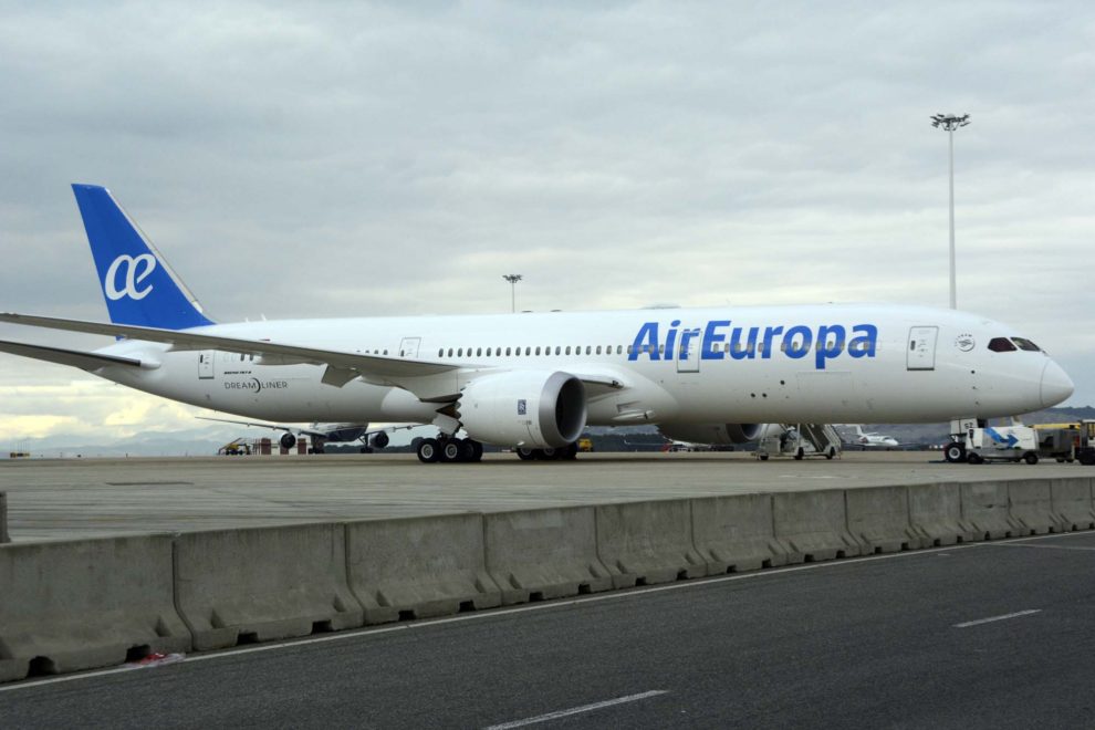 El primer Boeing 787-9 de Air Europa en el aeropuerto de Madrid Barajas poco después de su llegada.