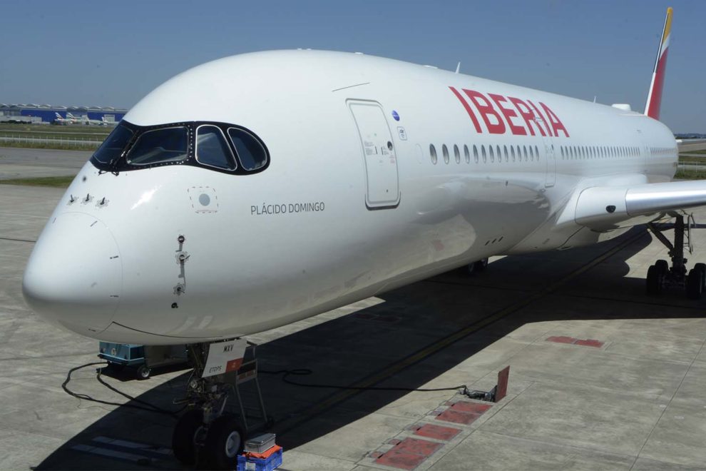 Iberia recibió en junio su primer Airbus A350 aunque no entrará en servicio hasta finales de junio por tener que hacerle una modificación técnica.