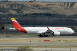 Airbus A350 de Iberia despegando del aeropuerto Madrid Barajas.