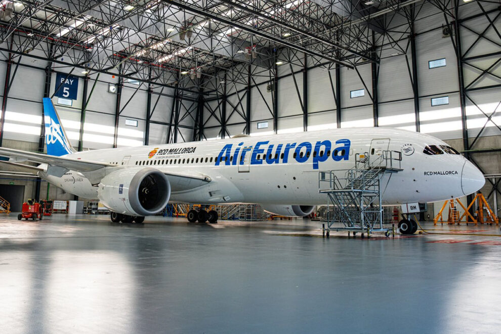 Boeing 787 de Air Europa decorado para trasladar al RCD Mallorca a la Supercopa de Fútbol 2025.