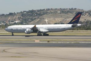 El Airbus A340-300 EC-NBU fue el primer avión de Plus Ultra en ,lucir la nueva imagen corporativa de la aerloínea.