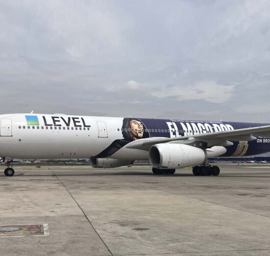 El Airbus A330-300 EC-NHM con los vinilos del mago Pop en Barcelona.