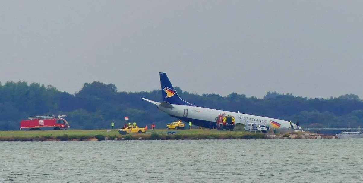 Boeing 737-400F de Swiftair tras su accidente en Montpellier.