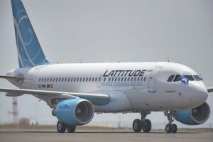 El Airbus A319 de Lattitude Hub rodando en Tenerife con las banderas canaria y gallega en honor al origen y destino de su primer vuelo,