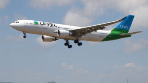 Uno de los Airbus A330 de Level aterrizando en el aeropuerto de Barcelona-El Prat.