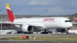 Iberia está renovando su flota con aviones que consumen, y por tanto, contaminan menos, como el Airbus A350.