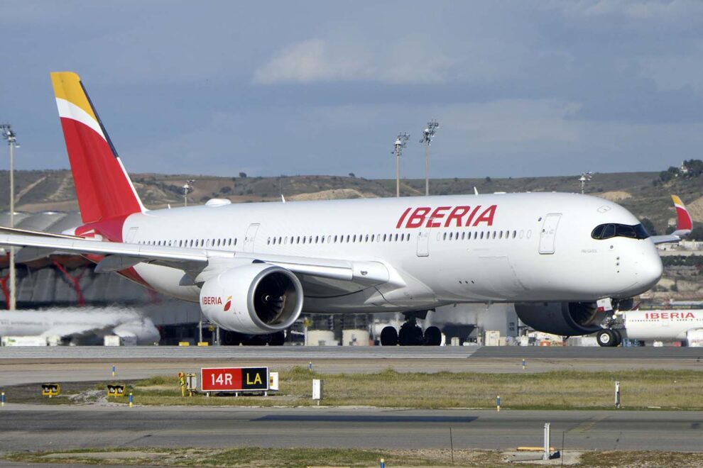 Iberia está renovando su flota con aviones que consumen, y por tanto, contaminan menos, como el Airbus A350.