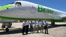 El equipo de Binter responsable de la recoeción y entrega junto al nuevo Embraer E195-E21 EC-OEA.