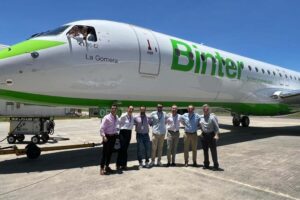 El equipo de Binter responsable de la recoeción y entrega junto al nuevo Embraer E195-E21 EC-OEA.