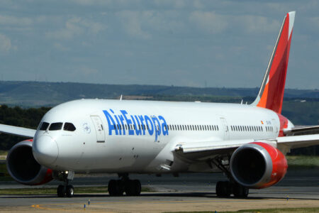 Boeing 787-9 EC-OGY, operado por Air Europa con parte de la librea de Avianca.