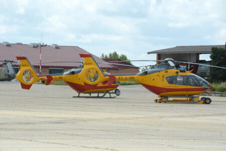 Dos de los EC135 de la UME que serán sustituips con los H145M.