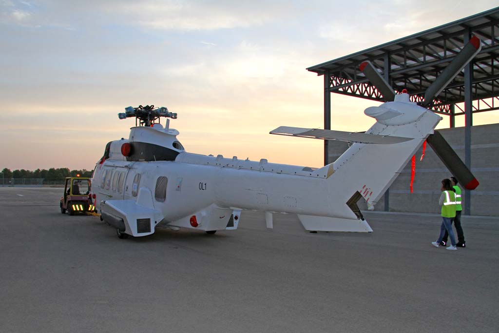 El EC225 de Botswana, con el rotor principal y otros componentes desmontados listo para ser cargado en el An-124.