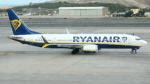Según recoge la Memoria de Sostenibilidad 2024 de Enaire, Ryanir es la aerolínea que más tasas paga en España por sobrevuelo y aproximación.