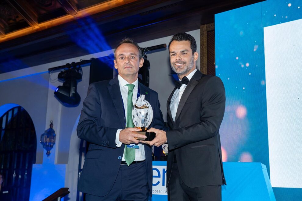 David Manzanas, gerente de Binter Airlines, recogiendo el premio a la Aerolínea de Conectividad Regional.