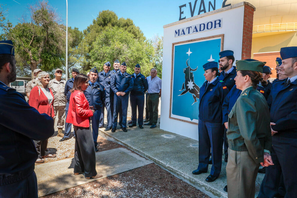 Margarita Robles durante su visita al EVA 2.