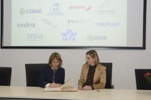 Teresa Busto (izquierda) y Carmen Rodrigo, presidentas de Ellas Vuelan Alto y Adventia, firman el acuerdo entre ambas organizaciones.