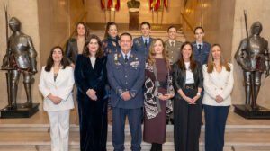 Las participantes en la jornada junto a las moderadoras, la vice presidenta de Ellas Vuelan Alto y el general director del CESEDEN.